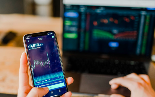 Is DeFi a Better Choice for Crypto Investors Than CeFi? A Deep Dive