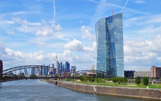 EURUSD provides a way of understanding Bitcoin's market movements.