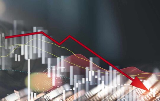 Strategist Warns of US Recession by Year-End — Says Fed Tightening to Drag Down Economy