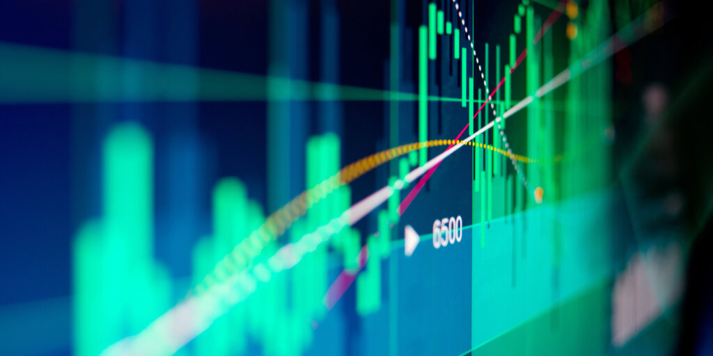 Blur, Pepe Lead Altcoin Action as Bitcoin Settles Above $30K