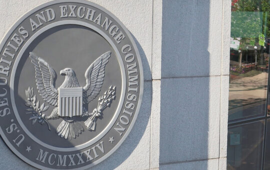 SEC Calls BlackRock, Fidelity Bitcoin ETF Applications Inadequate: WSJ