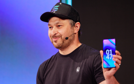 Solana Weighs Demand for Saga Phones After Sellout Amid BONK Boom