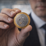 Mixed market signals leave XLM at key technical levels