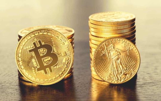Bitcoin’s Link to Gold Hits a 6-Year High as Tech Correlation Fades: Why It Matters